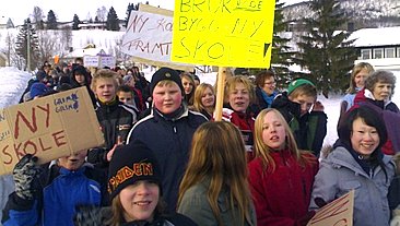 Pupils rallied for new schoolhouse. Photo: Jorn Inge Johansen, NRK