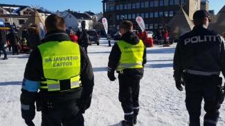 Финские пограничники с пистолетами на улицах в Норвегии